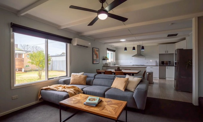 Kerang House | Spacious Kerang Retreat | Stylish & Cosy