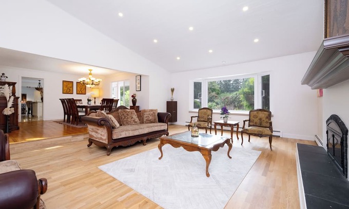 Surrey House | Spacious 5BR w/Pool & 5 Baths – Surrey Retreat