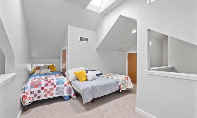 Breckenridge House | Life is better at the Lake! 3 bedroom + loft sleeps 10. Hubbard Creek Lake