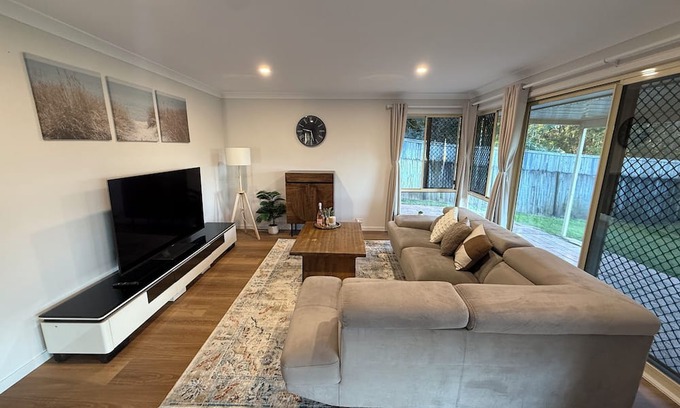 Kuraby House | Newly Renovated 4BR Home Near Transport & Shopping Center