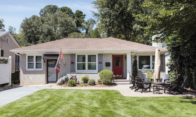 Athens House | Dawgwood Den- Walk to Sanford Stadium & 5 Points Athens!