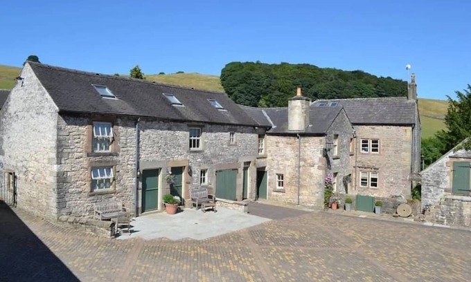 Alsop en le Dale Cottage | Peaceful Farm Cottage in the Peak District, close to walking trails.