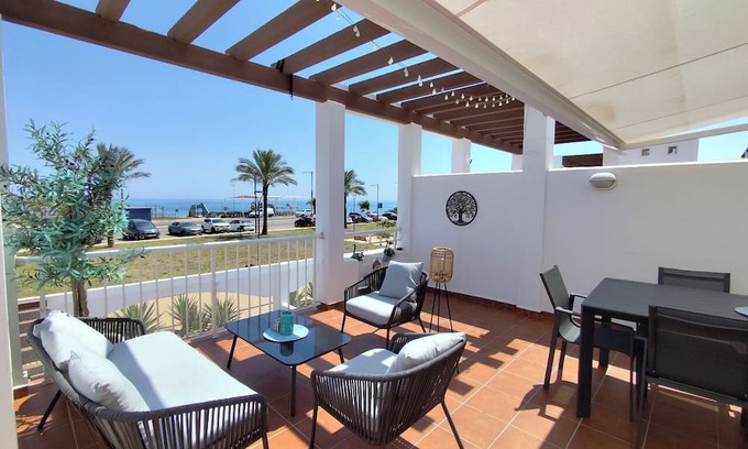 Vista de los Angeles-Rumina Apartment | Beachfront Apartment with Wifi, Swimming Pool and International TV Channels