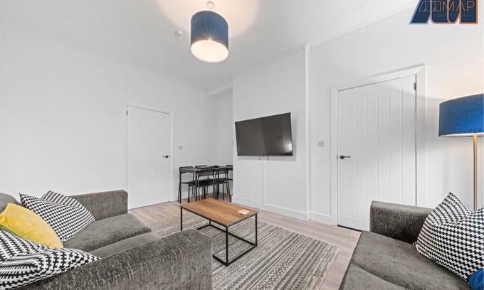 Cardonald House | Glasgow 3BR House w/Parking