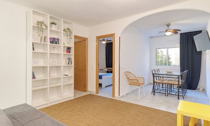 Collblanc y La Torrassa Apartment | Bright and Spacious 2-Bedroom Apartment Steps from Florida Metro (Red Line).