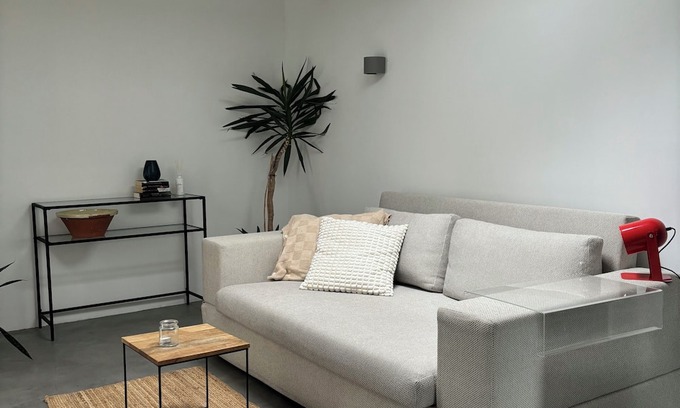 Unterrath Apartment | Modern studio with en-suite bathroom & top connections