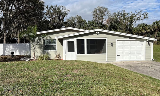 Plantation Estates House | Charming 2-bedroom house in DeBary with AC- Close to highway andhiking Trail