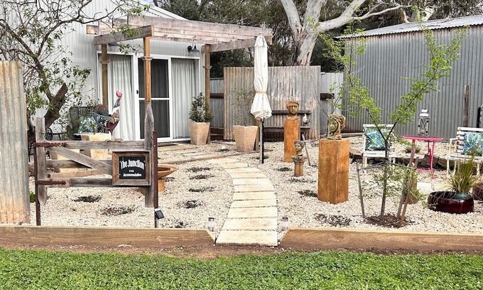 Strathalbyn Apartment | Hamptons style, studio retreat with light continental breakfast included