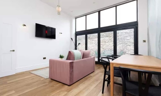 Saint Paul's Apartment | Modern spacious apartment with garden in heart of Bristol, perfect for long stay