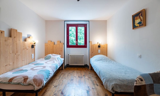 Vassieux-en-Vercors Apartment | Room 'Les Carlines' with Mountain View, Shared Terrace and Wi-Fi