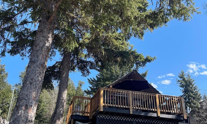 Bridge Lake Cabin | Cozy Lakeview Cabin .Pet friendly!