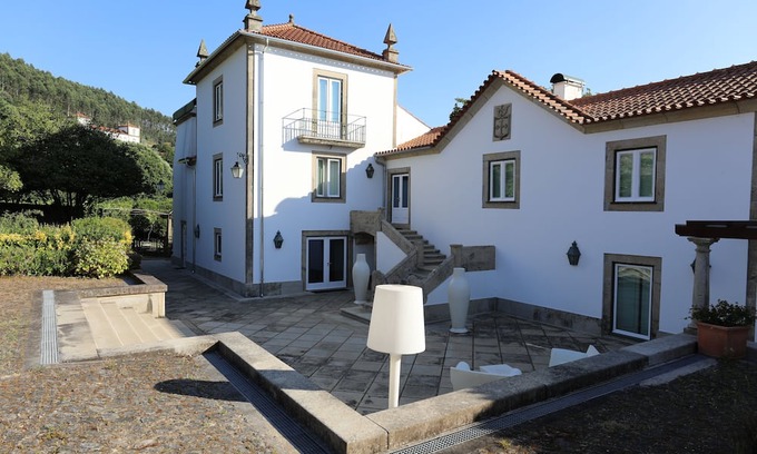 Facha House | XVII-Century Portuguese Country Estate for retreat, celebration or farm stay