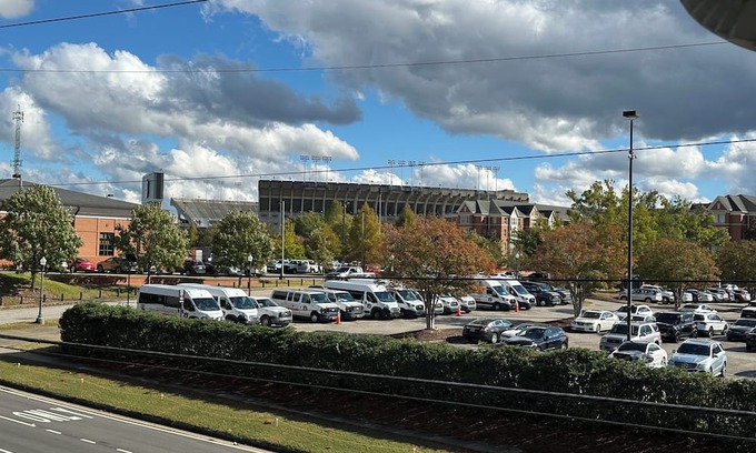 Auburn Apartment | War Eagle Retreat-Steps from Jordan-Hare and Downtown Auburn!