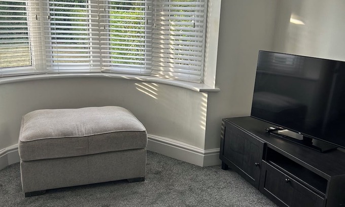 Hellaby Boat Rental | Hellaby House- minutes from the M1 & M18. Across from Hellaby Hotel-Pet friendly