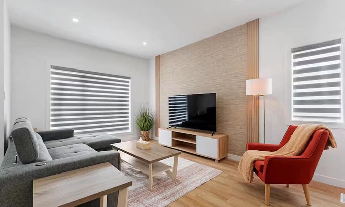 St. James House | Spacious new 3 Bedroom, sleeps 10, King Bed, 8min to YWG