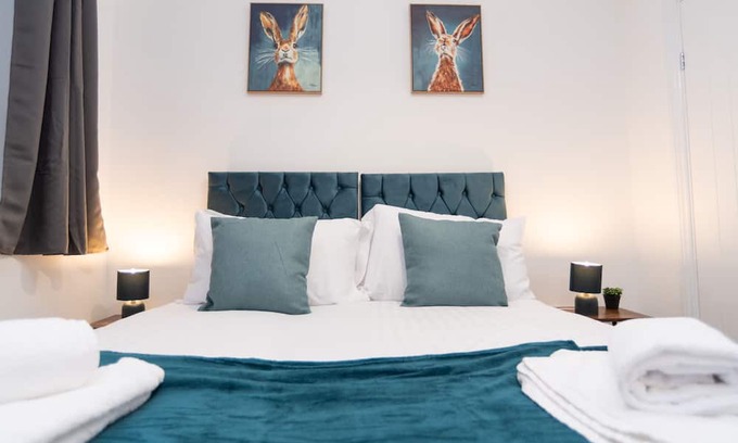 Coalbrookdale House | Hawthorn - Central Telford - With Parking