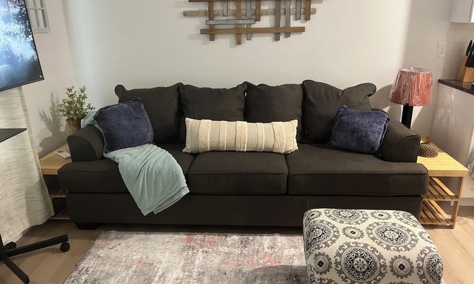 Gatesville Apartment | Quiet & Modern Charming 2-bedroom apartment in Gatesville with AC