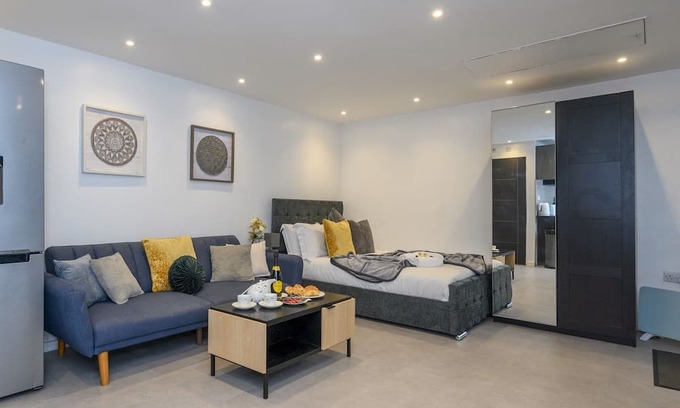 Leeds House | Pass the Keys | Eden Gardens – Couples’ Holiday Home with Parking!