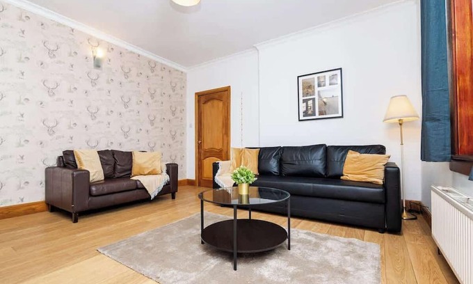 Grangemouth Apartment | 2Bed Upper Cottage Flat-On Street Parking