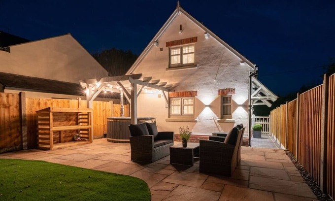Tarvin Cottage | Deluxe Wood Fired Hot Tub in our Cheshire Getaway