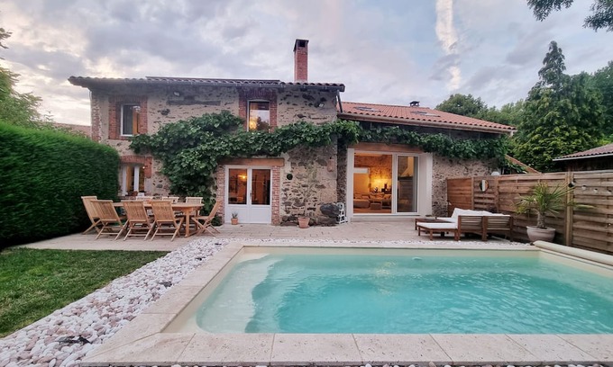 Nouic House | Charming countryside home with private lake and heated pool