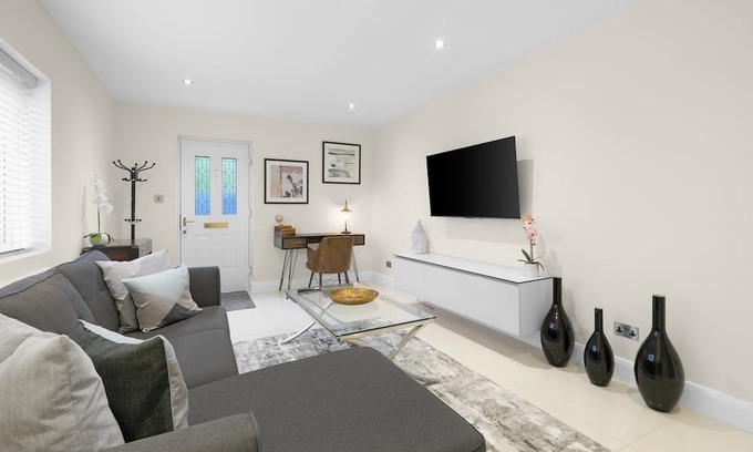 Chessington House | Modern Comfort 2-Bedroom, 2-Bathroom House
