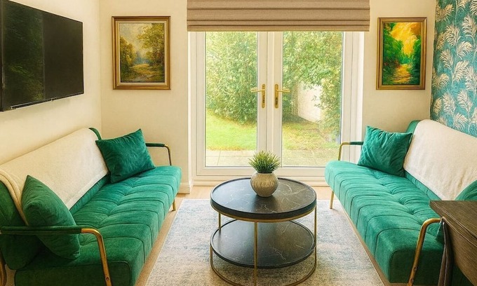 Willesborough Apartment | Woodland Retreat - 4 Bedroom in Ashford wt Parking