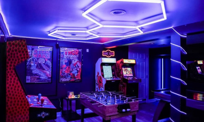 Belmont Cragin House | 4BR Home with Game Room: Chicago Leisure Escape