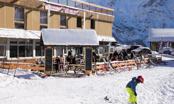 Orcieres-Merlette Hotel | Ski-in/ski-out & foot of the slopes, view mountain/resort, tv, ski locker, 16m²