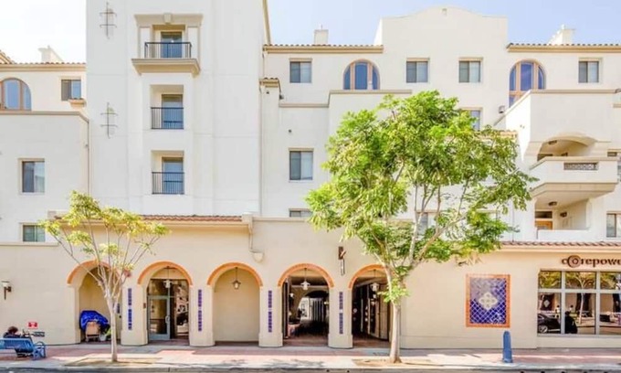 Westwood Apartment | Penthouse Fountain View 2 Bed 2 Bath Apartment G19