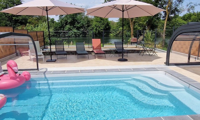 La Fleche Cottage | Riverside Retreat: Cozy 3BR Home, Near Zoo, Stunning Views, Free WiFi, Parking & More!