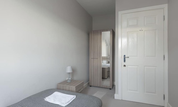 Bletchley House | Ashland House - close to Stadium and Shopping Centre