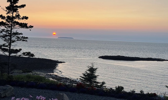 Black Rock House | Bay of Fundy Oceanfront Retreat;nSeparate work space, King, Queen rooms, 2 baths