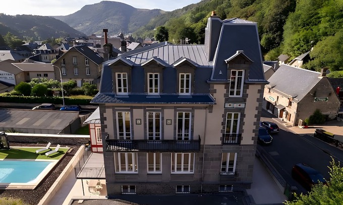Mont-Dore House | Holiday Home 'La Demeure Du Tabellion' with Mountain View, Balcony and Wi-Fi