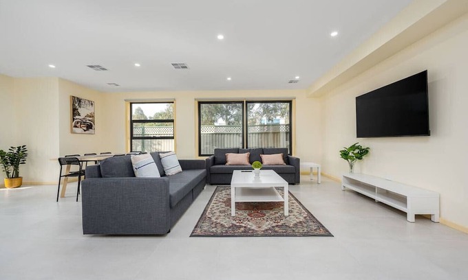 Westmeadows House | Westmeadow Breeze Skyline Stay – 8 Min to Airport