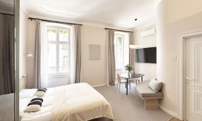 Vracar Apartment | Superstring Design Suite in Prime Location
