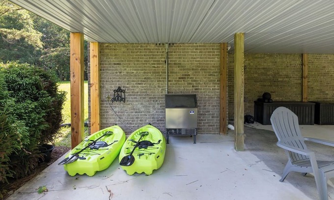 Double Springs House | Welcome to The Lazy Buoy, a peaceful getaway nestled on the shores of Smith Lake
