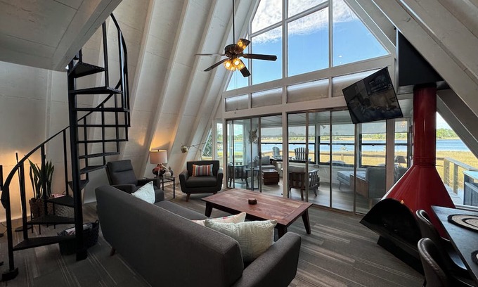 Carrabelle House | 2/2 A-Frame on Carrabelle River w/Private Dock, 3 mins to the Beach & Boat Ramps