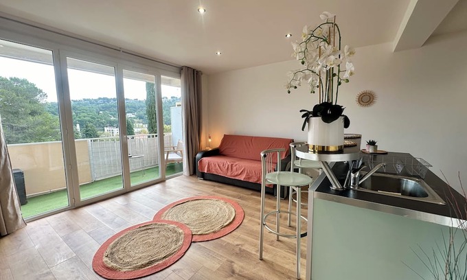 Carnoux-en-Provence Apartment | Renovated in October 2024, apartment with terrace near Cassis