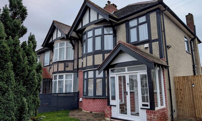 London Borough of Bexley House | Charming Bexleyheath House (Danson Park)