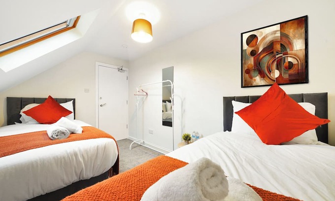 Spencers Wood Apartment | King Size beds, CCTV parking , Discounts
