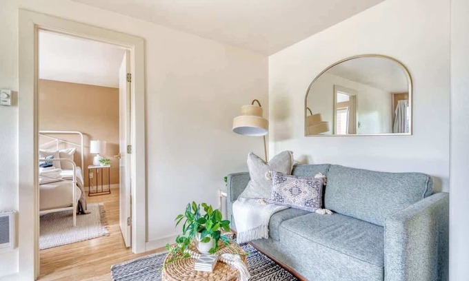 Corbett - Terwilliger - Lair Hill Apartment | Sunny Urban Oasis | Steps from OHSU & Downtown
