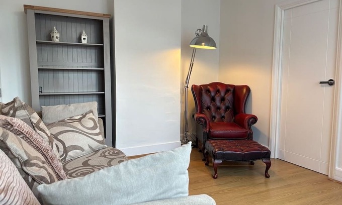 Crawley House | 3BR Home Away From Home Free Parking Near LGW Airport