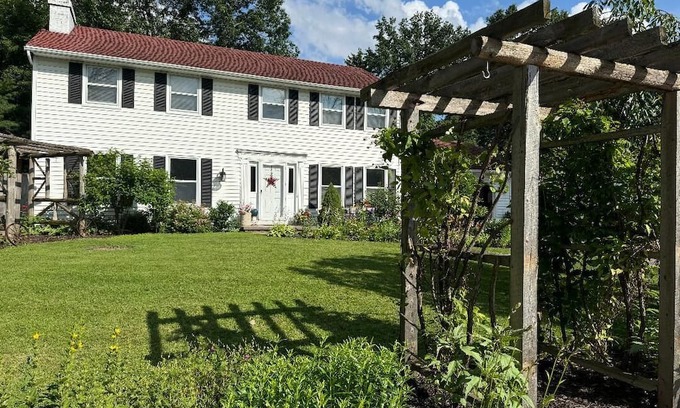 Green Bay House | Entertainment paradise! 4-bedroom home only 5 miles from Lambeau Field & airport