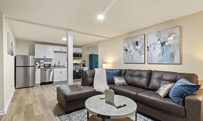 Westview Apartment | Bright & Stylish ATL 2BR Smart Entry, Free Parking, Close to Mercedes-Benz