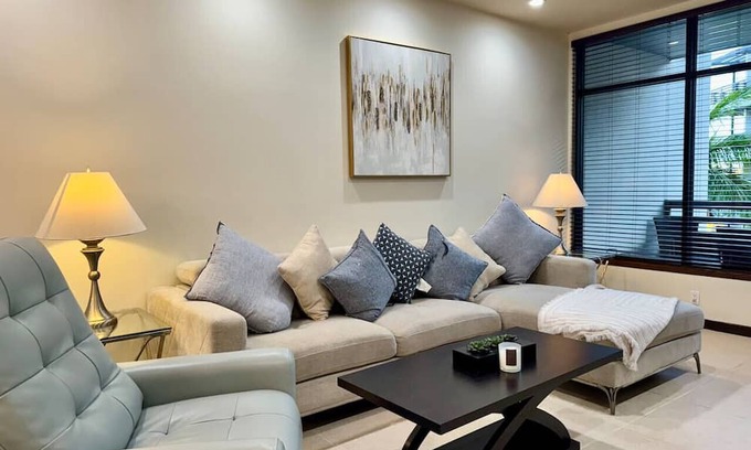 Mission Apartment | Lux Condo-3 bed pool and Jacuzzi