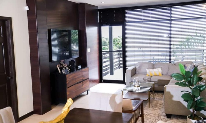 Mission Apartment | Penthouse with Pool & Jacuzzi