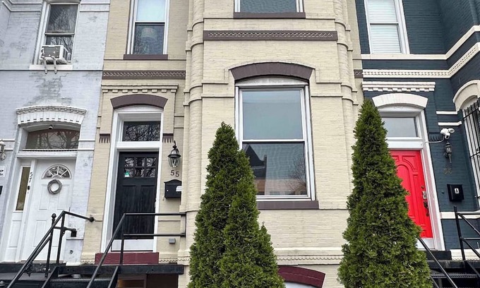 NoMa House | 3-bedroom house in brilliant Washington with WiFi, AC. Close to two metro stops,