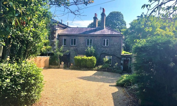 Ryde House | Adjoining dog-friendly stone cottages with gardens and parking