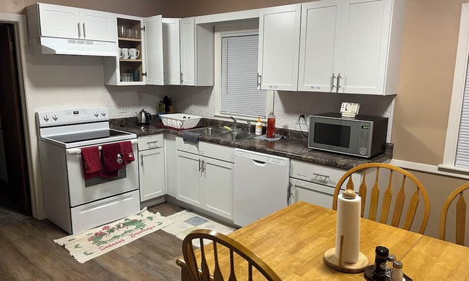 Waterloo House | 3-bedroom house in charming Waterloo with AC, WiFi. Enjoyable getaway awaits
